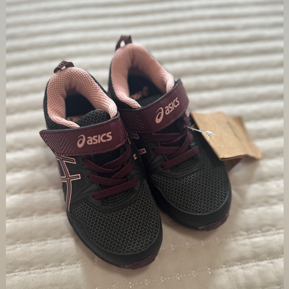 NWT ASICS kids  Black and Pink Running Shoes Size 10 - Picture 3 of 7